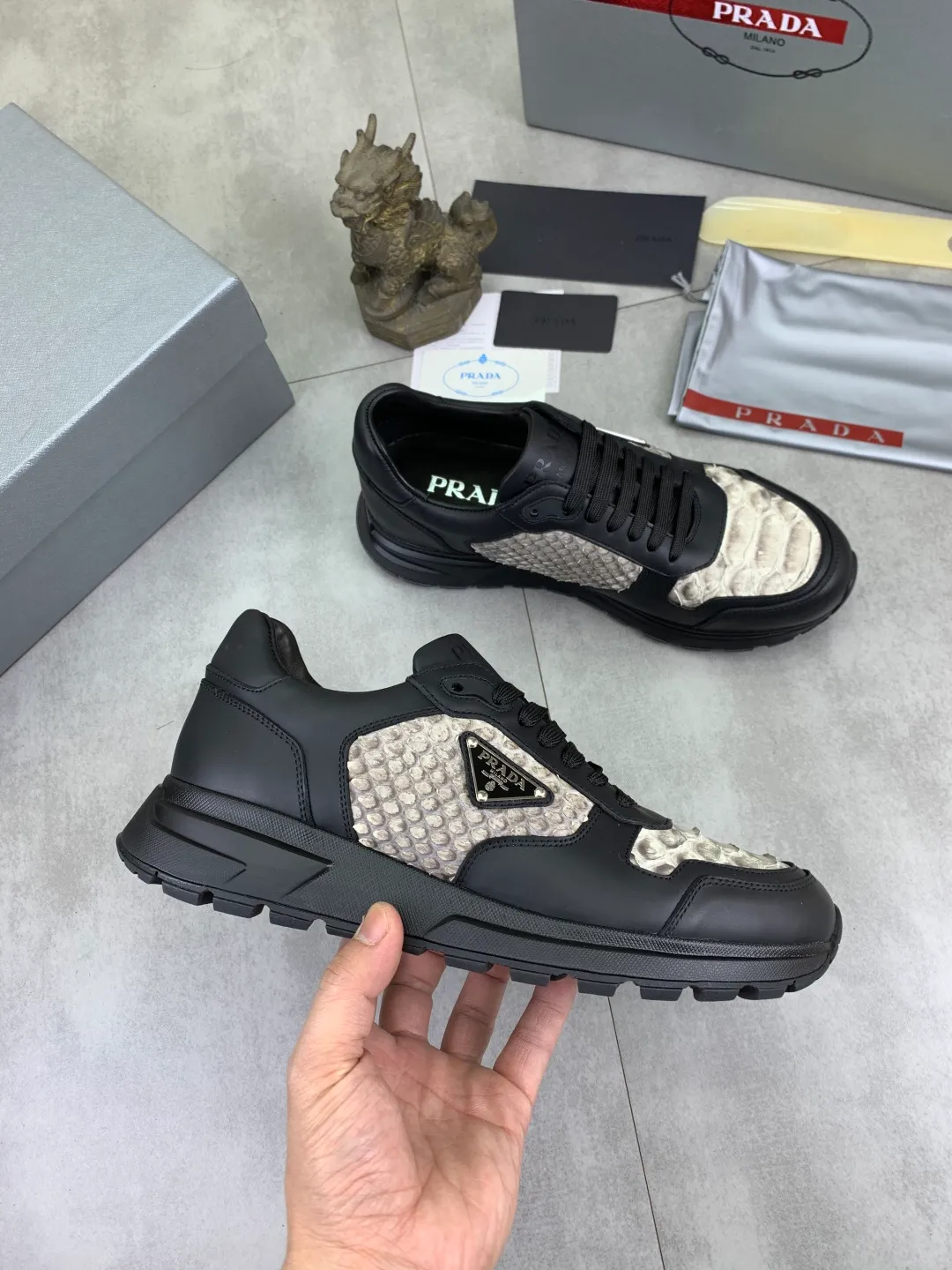 Men's men's shoes💰P580💰【New model】Top quality, new popular models on the official website, which will never go out of style for a century,🆘 The trendy brand (Prada) mainly promotes popular models, avant-garde and versatile fashionable men's shoes, privately molded, with cowhide splicing and 1:1 oil edge treatment... fashionable and simple, original imported cowhide with python skin, cowhide leather lining for feet; the atmosphere and personality are more fashionable, eye-catching and pursuing class. It will subvert the old idea and be a must-have for fashionistas who want to spend time with you! Must keep it! High-end comfortable and low-cost, high-end quality workmanship. Size: 38-44 Various colors available. full package